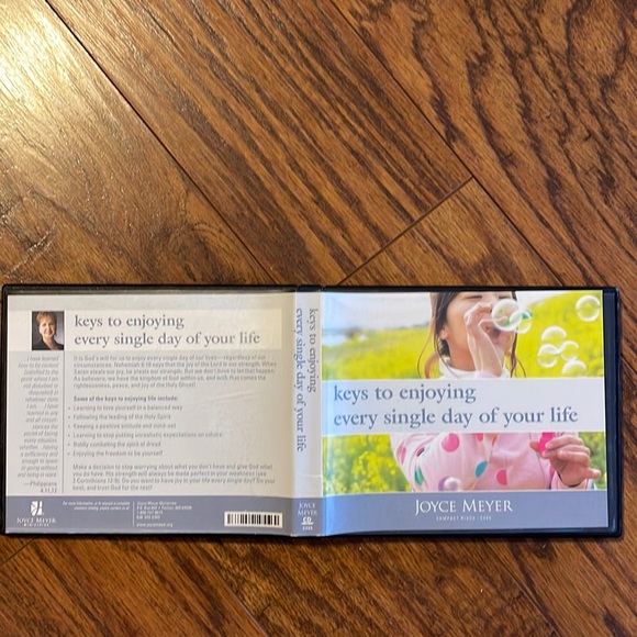 Joyce Meyer collection, plus 2 books by John C Maxwell and by Marcus Braybrooke. - Picture 14 of 15